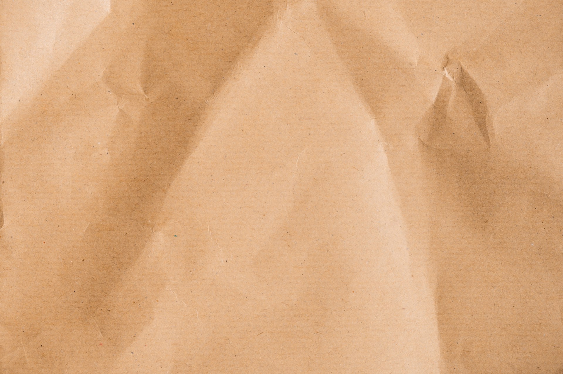 Mocha Mousse w stylu boho: Swobodne stylizacje z kolorem roku w roli głównej