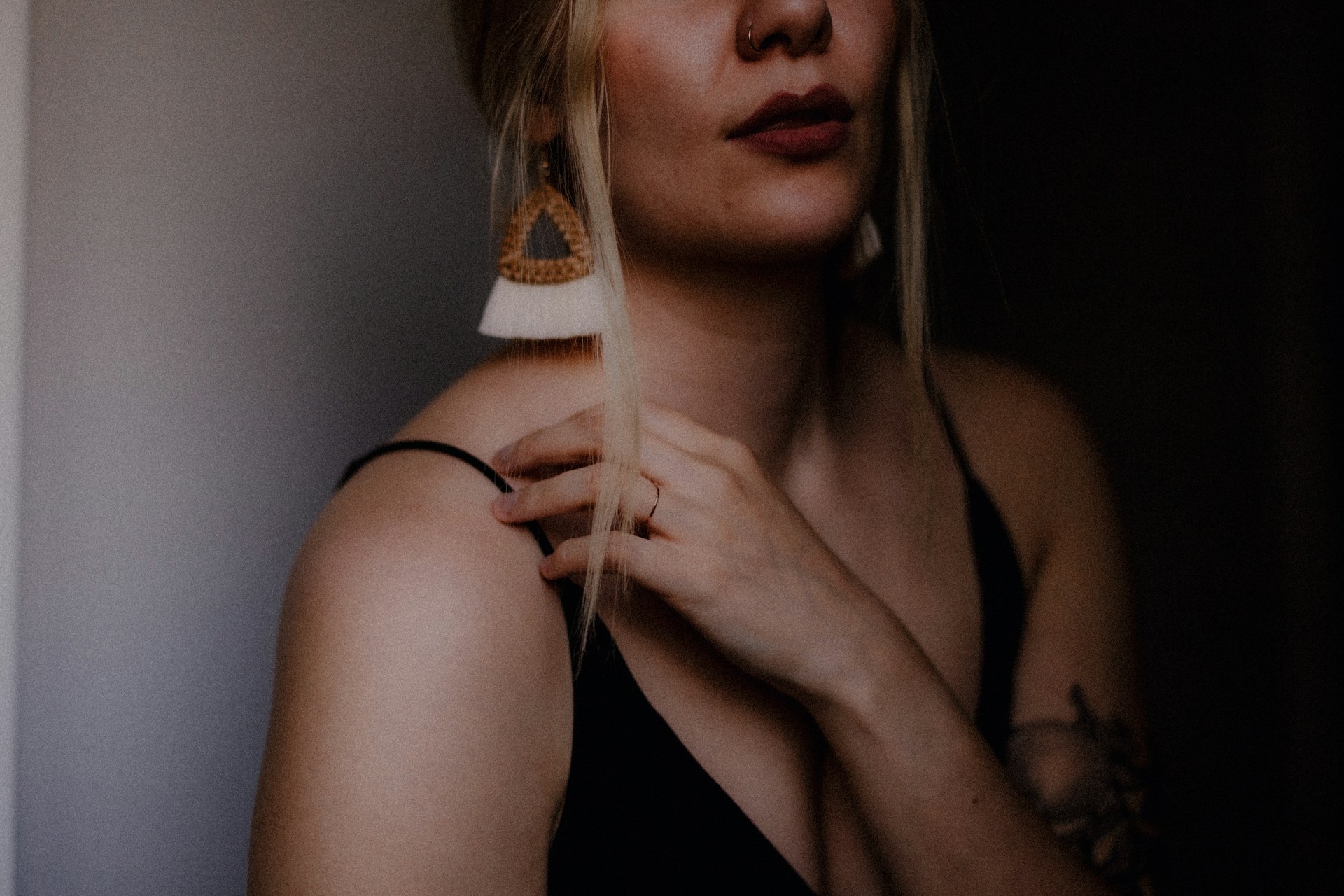 Jak łączyć złote elementy z innymi kolorami? Praktyczne przykłady