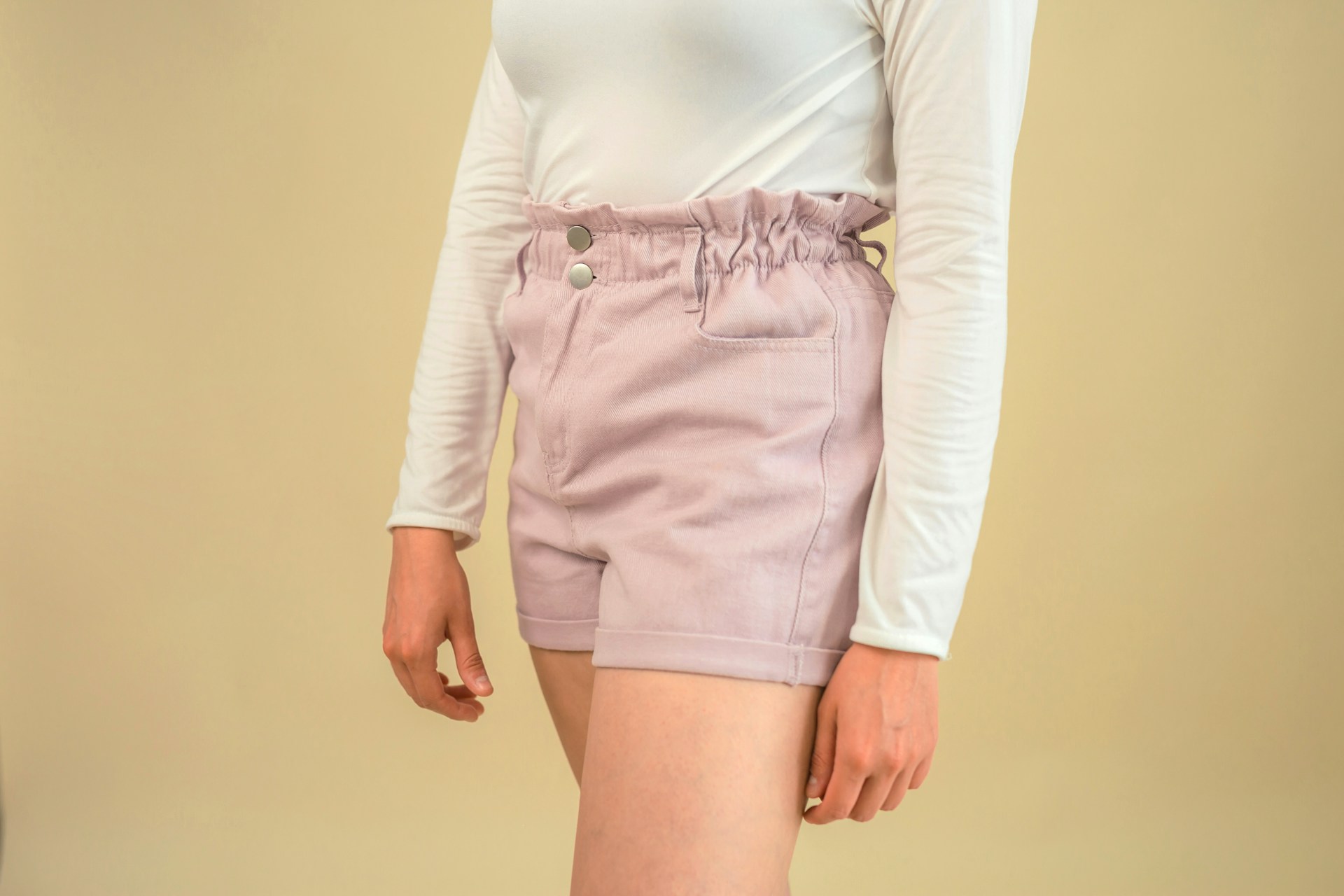 Szorty jesienią – jak wyglądać w nich luksusowo i nie zmarznąć?